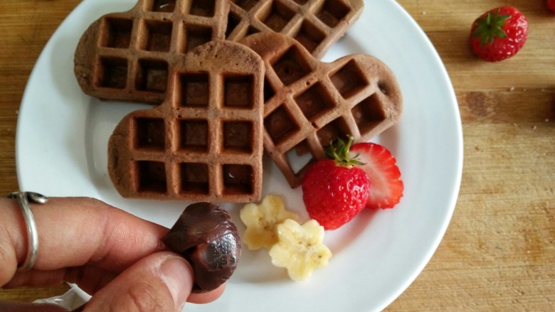 经典格子华夫饼Belgian Waffle(奶香原味&可可味),可可味华夫饼装盘，将适量<a style='color:red;display:inline-block;' href='/shicai/ 893'>炼乳</a>挤入保鲜袋，将保鲜袋一角扎一个小洞。