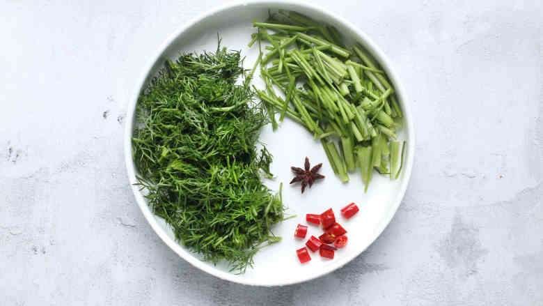 茴香蚕豆,茴香洗净,将茴香梗切下,切成小段,茴香叶子切碎些待用;干红辣椒和<a style='color:red;display:inline-block;' href='/shicai/ 695'>八角</a>清水净泡一会儿,捞出沥水,将干红辣椒切小段待用。