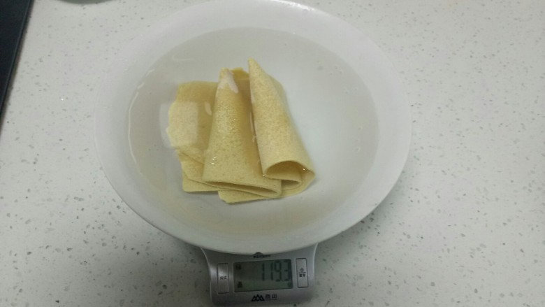 胡辣汤,碗中放入适量水,泡软豆腐皮。