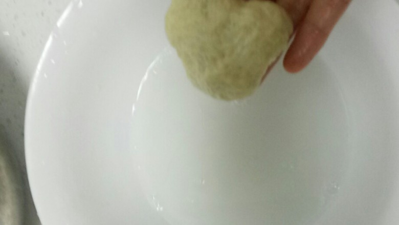 胡辣汤,水已很清澈,面筋也洗好了。