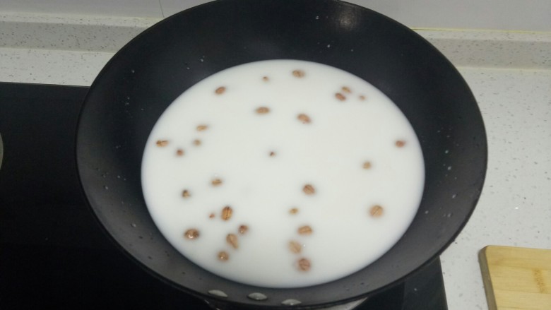 胡辣汤,将洗面的水倒入锅中,加入花生米,中火煮开,中间要不停的搅拌,防止面粉沉淀糊锅,影响口感。