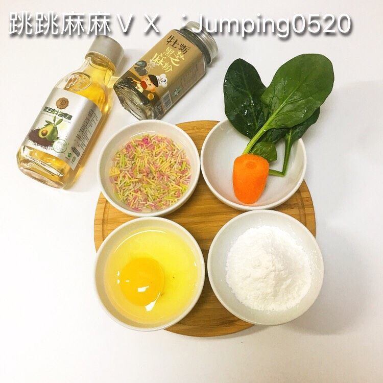 面条鸡蛋条,🍱【面条<a style='color:red;display:inline-block;' href='/shicai/ 9'>鸡蛋</a>条】12m+
食材:多味颗粒面、<a style='color:red;display:inline-block;' href='/shicai/ 9'>鸡蛋</a>、<a style='color:red;display:inline-block;' href='/shicai/ 512'>玉米淀粉</a>、<a style='color:red;display:inline-block;' href='/shicai/ 117'>菠菜</a>、<a style='color:red;display:inline-block;' href='/shicai/ 25'>胡萝卜</a>、黑芝麻牛油果油、芝麻三菇粉
1、<a style='color:red;display:inline-block;' href='/shicai/ 117'>菠菜</a>焯水切碎;<a style='color:red;display:inline-block;' href='/shicai/ 25'>胡萝卜</a>切末。
2、<a style='color:red;display:inline-block;' href='/shicai/ 9'>鸡蛋</a>打散(一枚),加入30g<a style='color:red;display:inline-block;' href='/shicai/ 512'>玉米淀粉</a>拌匀;再加入<a style='color:red;display:inline-block;' href='/shicai/ 117'>菠菜</a>、<a style='color:red;display:inline-block;' href='/shicai/ 25'>胡萝卜</a>、三菇粉拌匀。
3、平底锅取适量黑芝麻牛油果油将蛋糊摊熟;出锅切条。