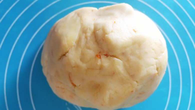 橙味肉松一口酥,用手揉成团,盖保鲜膜醒发十分钟左右