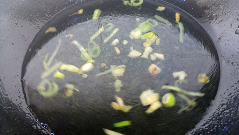 菠菜番茄鸡蛋汤,然后加水