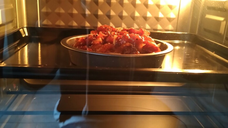 不吐骨头的小排骨――我们不一样,放入烤箱,上下火160-170烤制35分钟。(具体根据各家烤箱的脾气决定。)