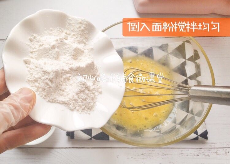 芝麻核桃蛋饼 10M+,将准备好的<a style='color:red;display:inline-block;' href='/shicai/ 519'>面粉</a>倒入打散的鸡蛋中,搅拌均匀。