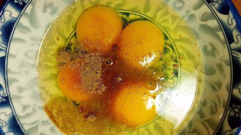 鸡蛋煎土豆,鸡蛋打到碗里,加适量盐 十三香 少量料酒