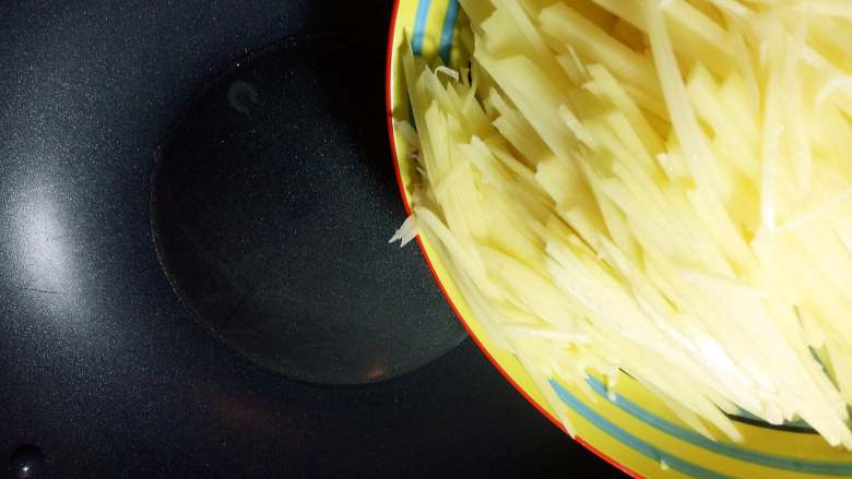 鸡蛋煎土豆,锅里稍微多加一点点油,烧热后放入土豆。