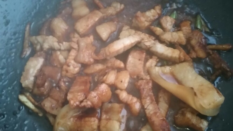 家常小炒――蒜苔木耳炒肉丝,加入盐和料酒老抽等调料。加少许开水(注意是开水哦)煮制三到五分钟。