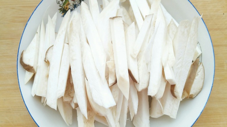 肉沫杏鲍菇,将杏鲍菇切条备用。