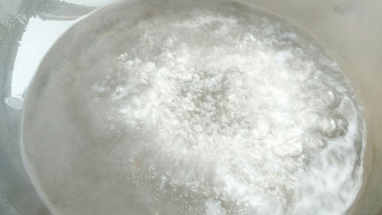 肉沫杏鲍菇,热锅放水煮开。