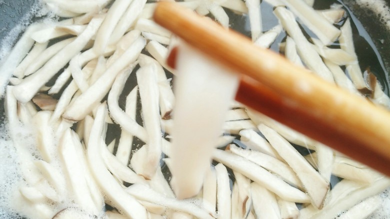 肉沫杏鲍菇,煮至柔软。