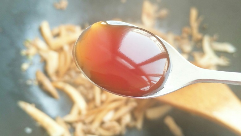 肉沫杏鲍菇,加入耗油。