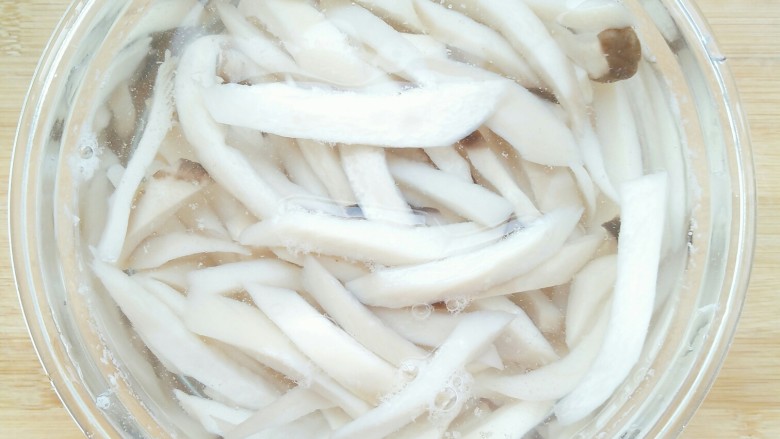 肉沫杏鲍菇,煮好的杏鲍菇放入凉水备用。