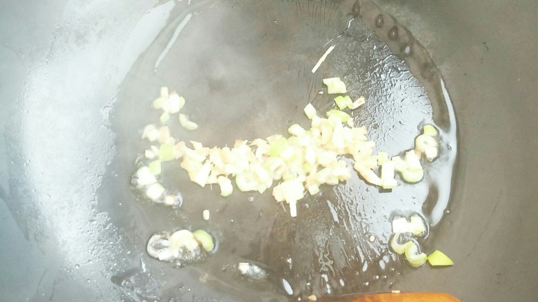 肉沫杏鲍菇,油热后放入葱姜。