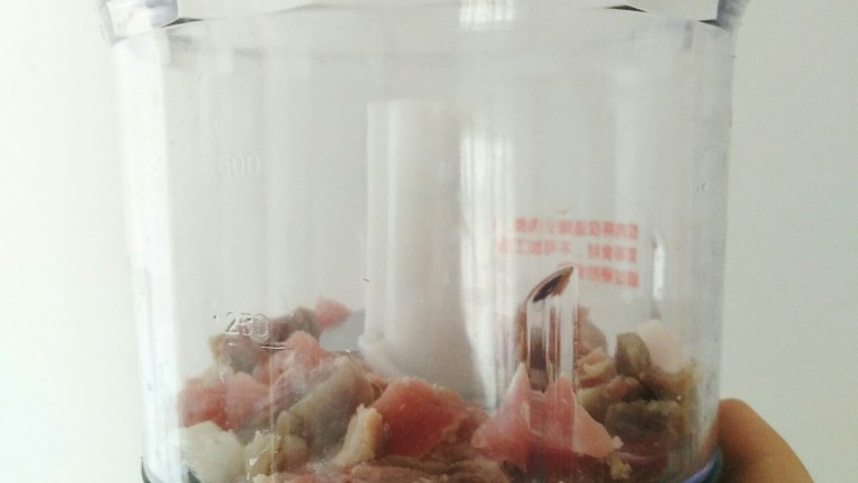 肉沫杏鲍菇,肉块去皮去筋切块,放入料理机打成肉沫。