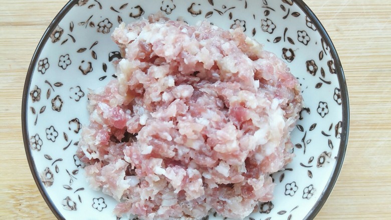 肉沫杏鲍菇,肉沫取出备用。