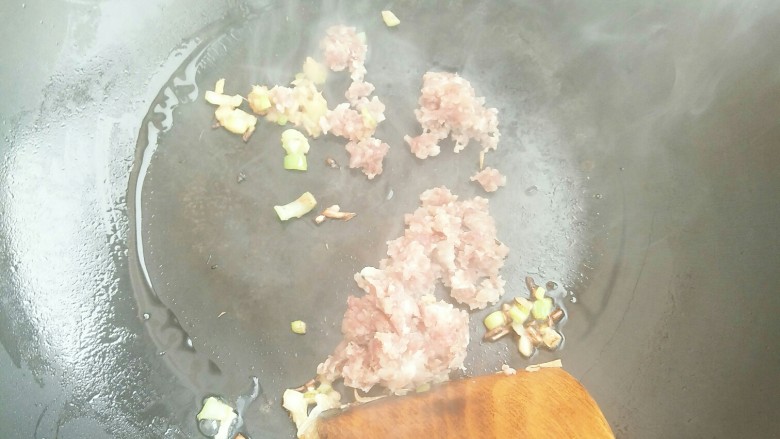 肉沫杏鲍菇,加入肉沫。