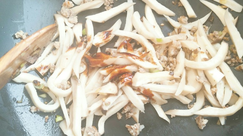 肉沫杏鲍菇,加入老抽,大火爆炒。