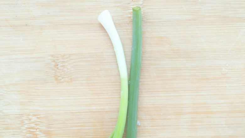 肉沫杏鲍菇,小葱洗净备用。