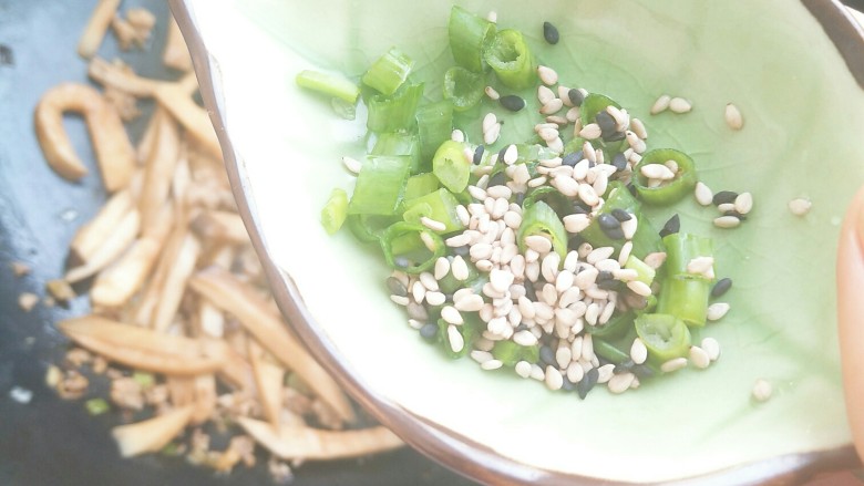 肉沫杏鲍菇,倒入葱沫和芝麻装饰。