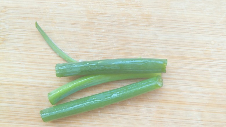 肉沫杏鲍菇,取葱叶。