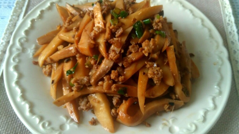 肉沫杏鲍菇,装盘。