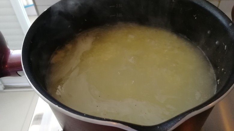 鱼片+小海米营养粥,加蔓越莓干至开锅就好了,最好在焖10分钟在吃,这样粥会更粘稠。