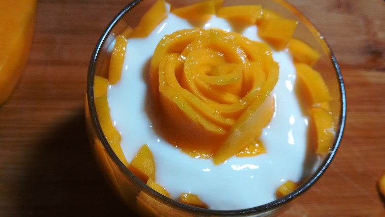 #辅食计划#~芒果酸奶杯,用刀尖托起,放入杯中。