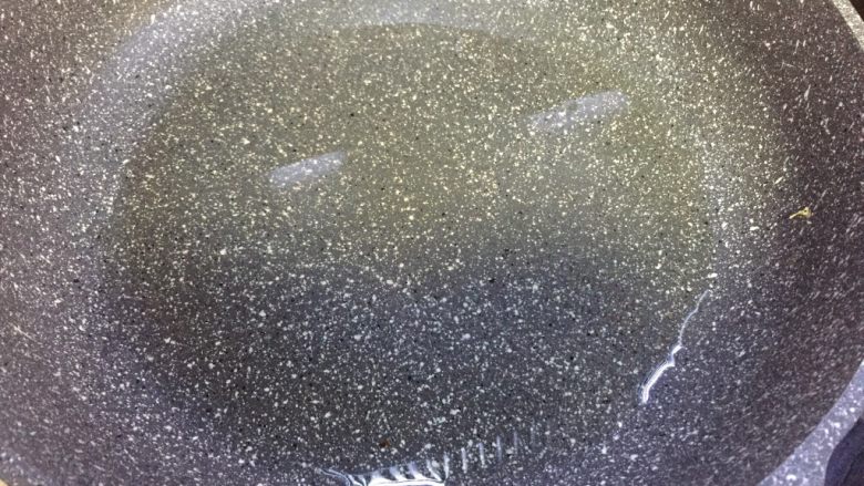 香葱蛋香薄饼,中火,平底锅不用预热倒入葵花油