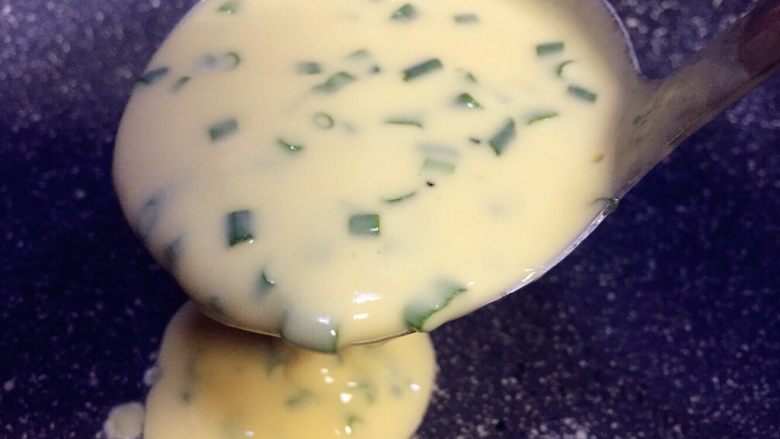 香葱蛋香薄饼,根据所用平底锅大小,用勺子舀入合适的鸡蛋面糊,我舀了两汤勺