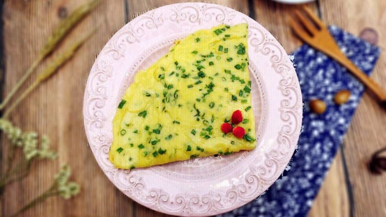 香葱蛋香薄饼,再来碗黑木耳莲藕排骨汤,牛奶水果,坚果,一家三口简单营养的早餐就ok了