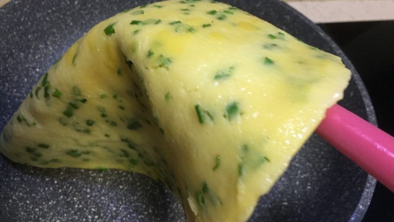 香葱蛋香薄饼,表面完全凝固,可以把饼翻面
