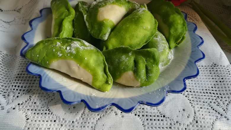 漂亮的翡翠白菜饺子,绿油油的,超级漂亮的,也非常有营养的翡翠白菜饺子就做好啦。