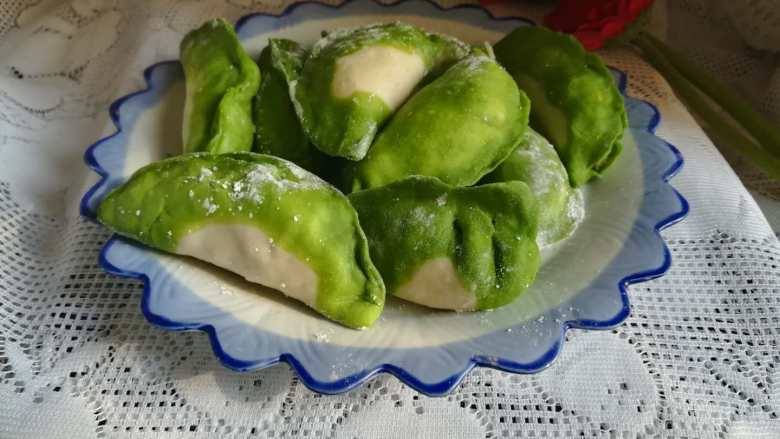 漂亮的翡翠白菜饺子,相比白面粉,口感真的更好的多呢,尤其适合年幼的宝宝吃。