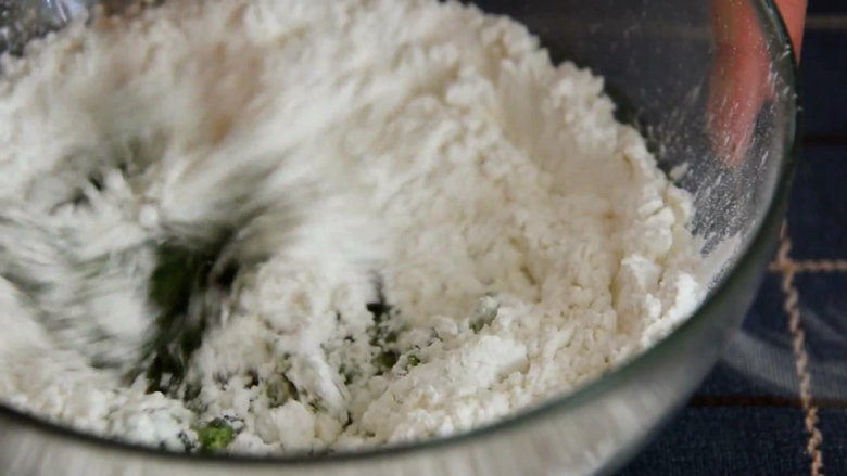 不用辛苦排长队,网红肉松蛋黄青团自己轻松搞定,再放入糯米粉和粘米粉继续搅拌。
