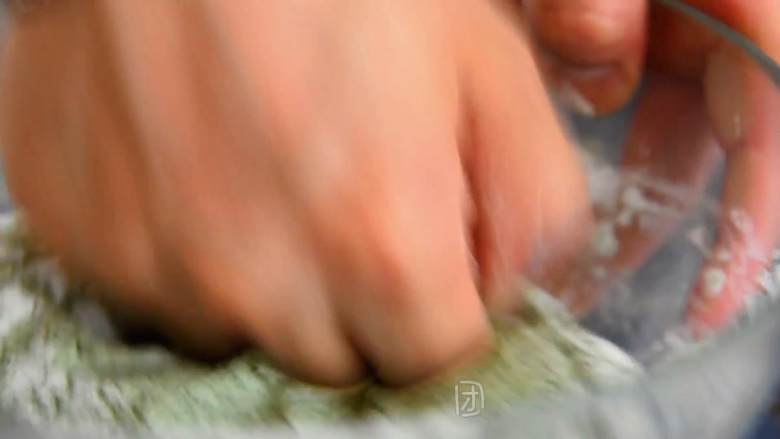 不用辛苦排长队,网红肉松蛋黄青团自己轻松搞定,和成面团备用。