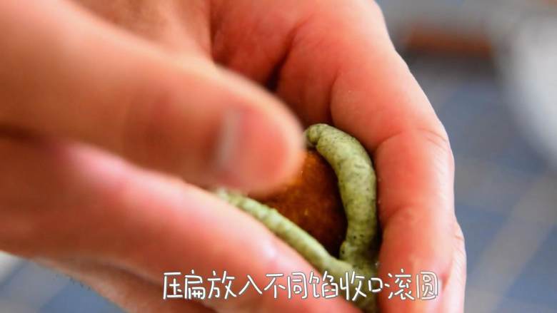 不用辛苦排长队,网红肉松蛋黄青团自己轻松搞定,压扁放入不同馅收口滚圆。