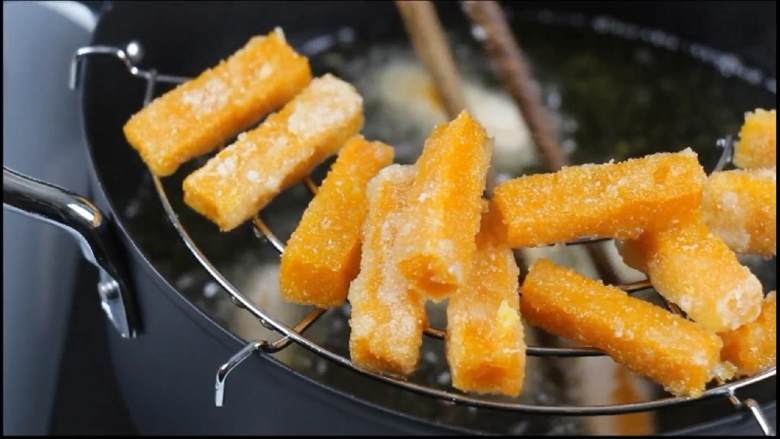 外酥内软金沙满满!关键是做起来很简单!,
炸至金黄色即可捞出备用。