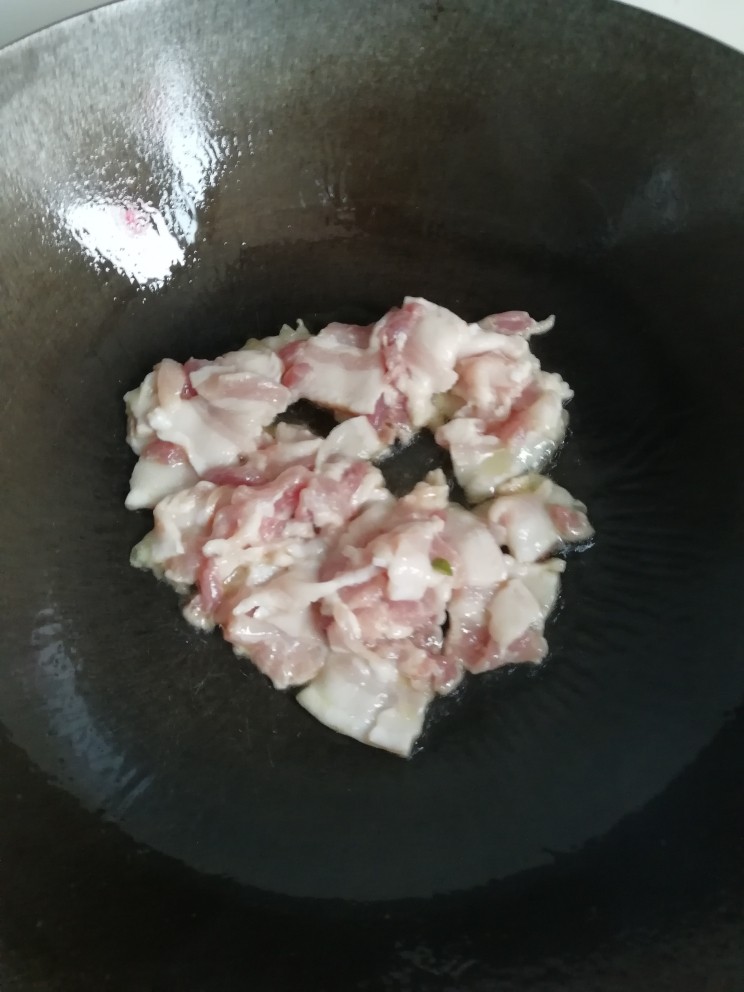 干锅杏鲍菇,锅中入油,油温烧热加入五花肉,翻炒,加入酱油,这样肉会嫩点,加入姜蒜辣椒,