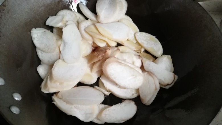 干锅杏鲍菇,将杏鲍菇翻炒,加入一点盐,至炒出水份,收起放在盘子备用