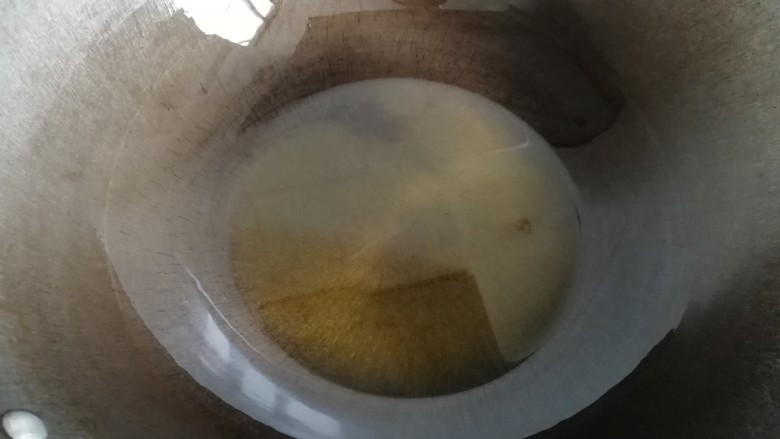 干锅杏鲍菇,锅中加肉油,待油温八分热的时候,加入切好的杏鲍菇
