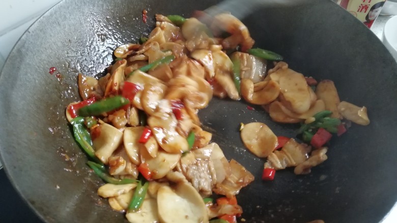 干锅杏鲍菇,翻炒,加入<a style='color:red;display:inline-block;' href='/shicai/ 46964'>郫县豆瓣酱</a>,待化开后,加一点料酒,加入之前炒好杏鲍菇,翻炒,加去鸡精