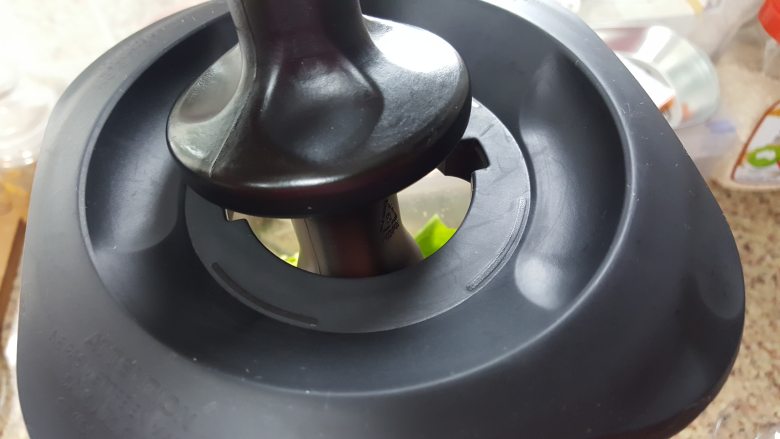 帮你快速消灭赘肉十日瘦身轻食果蔬汁,启动破壁机,可以使用搅拌棒辅助搅拌食材,让搅打更加快速均匀。