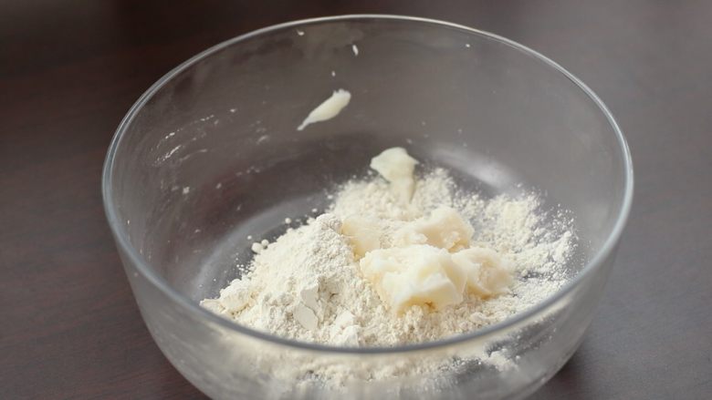 春色-桃花酥,再来制作油酥,将油酥材料混合,然后用手揉搓成团