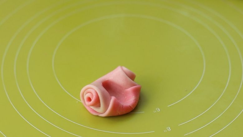 春色-桃花酥,取一块,用食指向中间按压下去