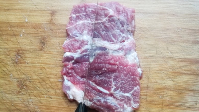 照烧猪排,切好的梅花肉用刀背轻轻砸一遍,让肉质更嫩。