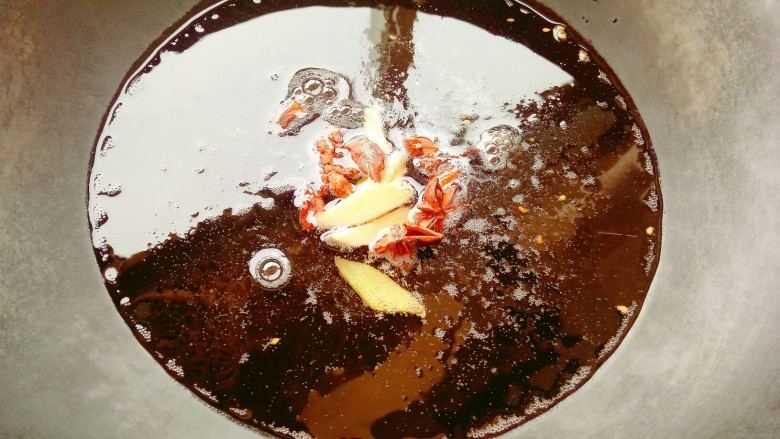 三鲜馅水饺,炸料油(油中放生姜和<a style='color:red;display:inline-block;' href='/shicai/ 695'>八角</a>)小火至油轻微的冒烟关火。