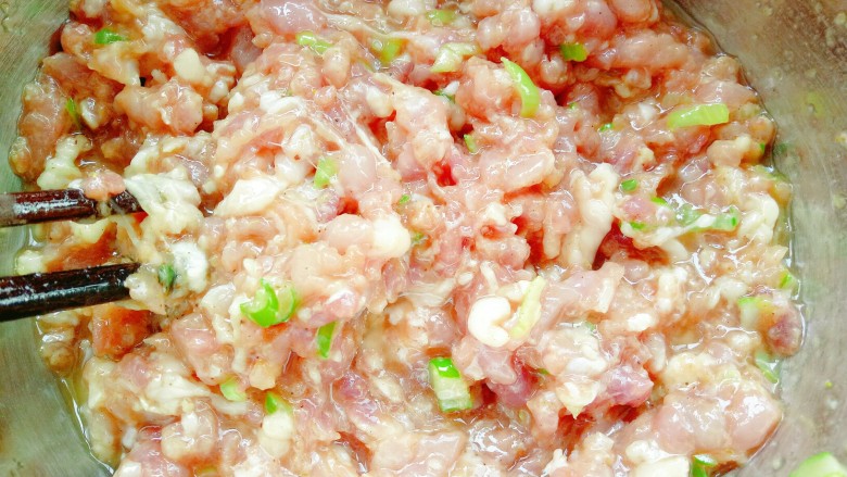 三鲜馅水饺,用筷子顺时针不停的搅动,给肉上劲,大约两分钟,腌制十分钟