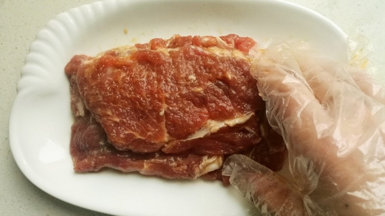 照烧猪排,带上一次性手套抓匀,腌制20分钟备用。
